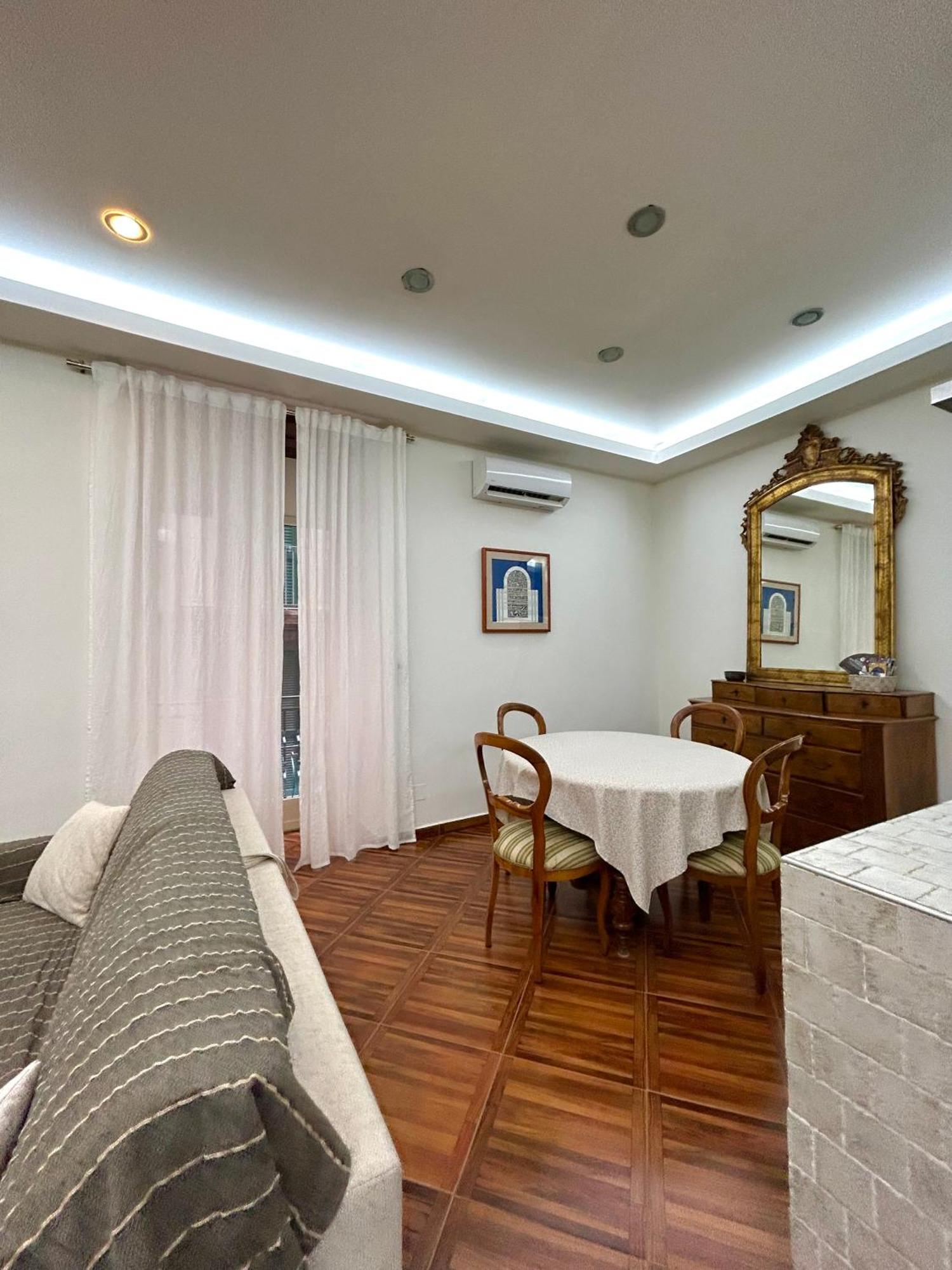 Trinità Degli Spagnoli House * Naples